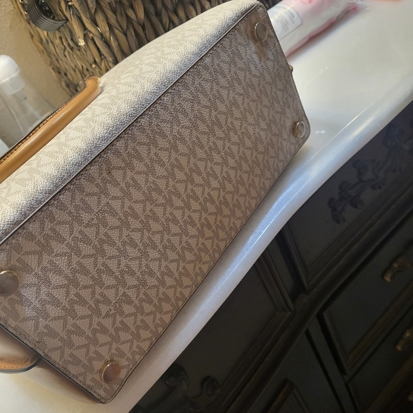 🎉🎉SOLD OUTSIDE OF POSHMARK 🎉🎉Michael Kors Handbag - Picture 2 of 9